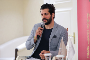 Фотография к новости: Турецкий актер Бурак Озчивит вызвал ажиотаж в Нур-Султане и рассказал о планах