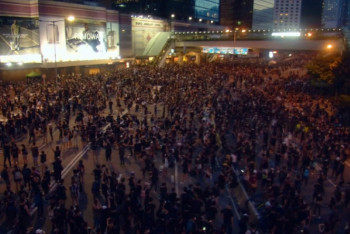 Фотография к новости: Протестующие в Гонконге прорвались в здание парламента