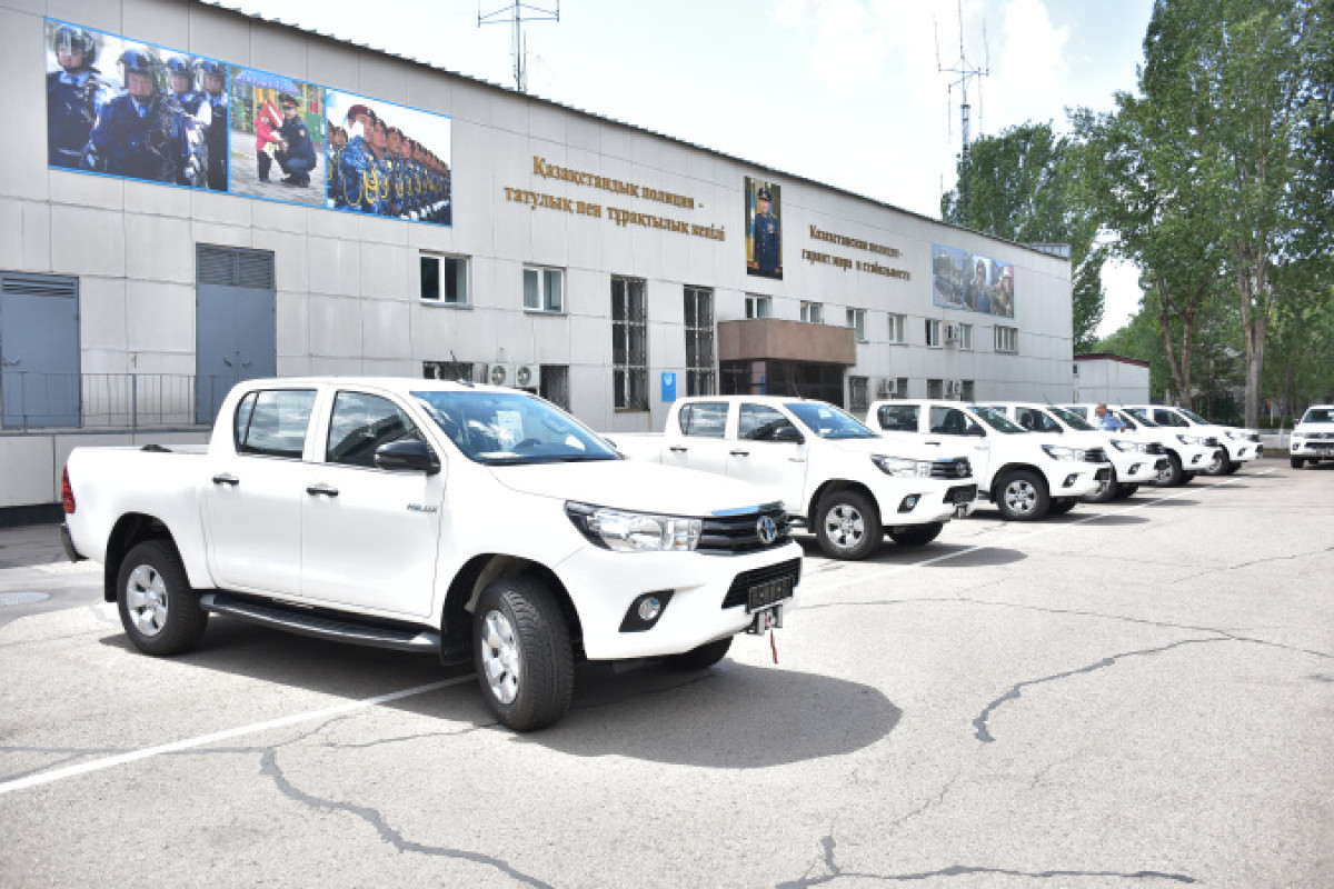 США подарили машины казахстанской полиции 