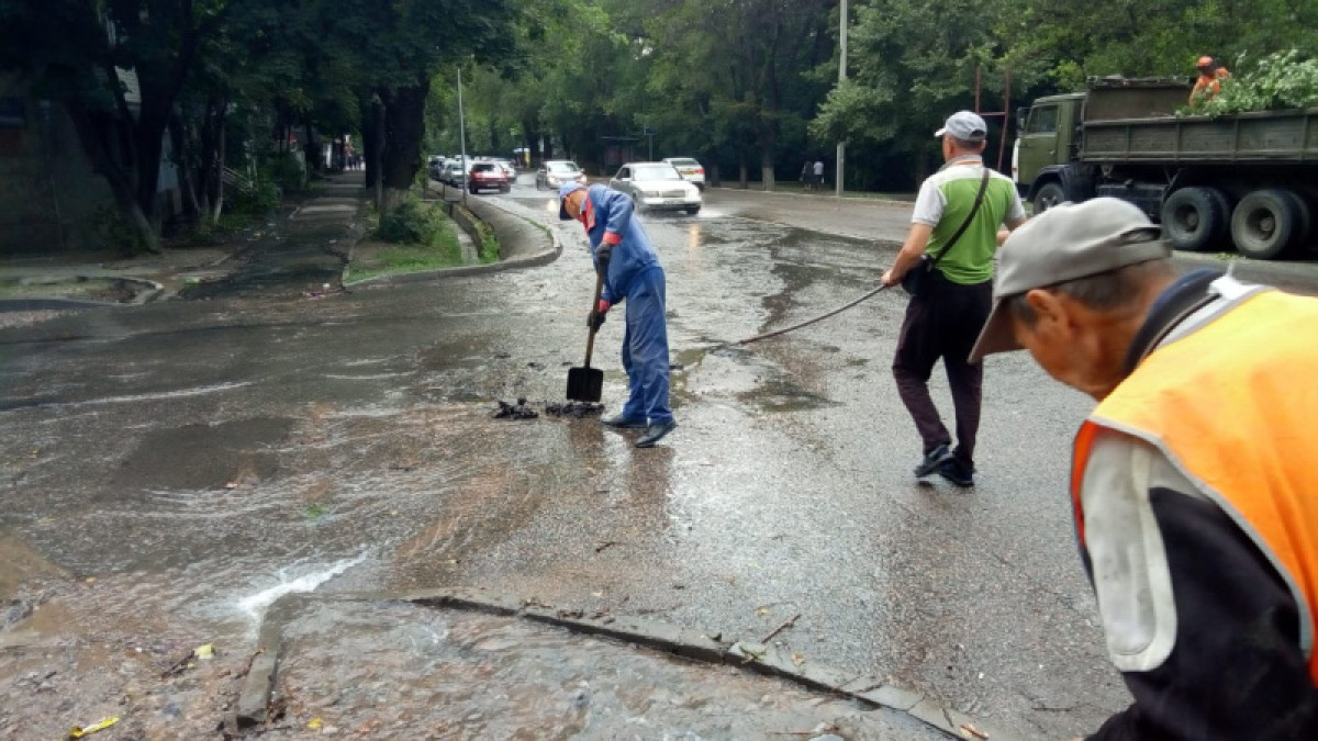 Алматы подтопило после дождя