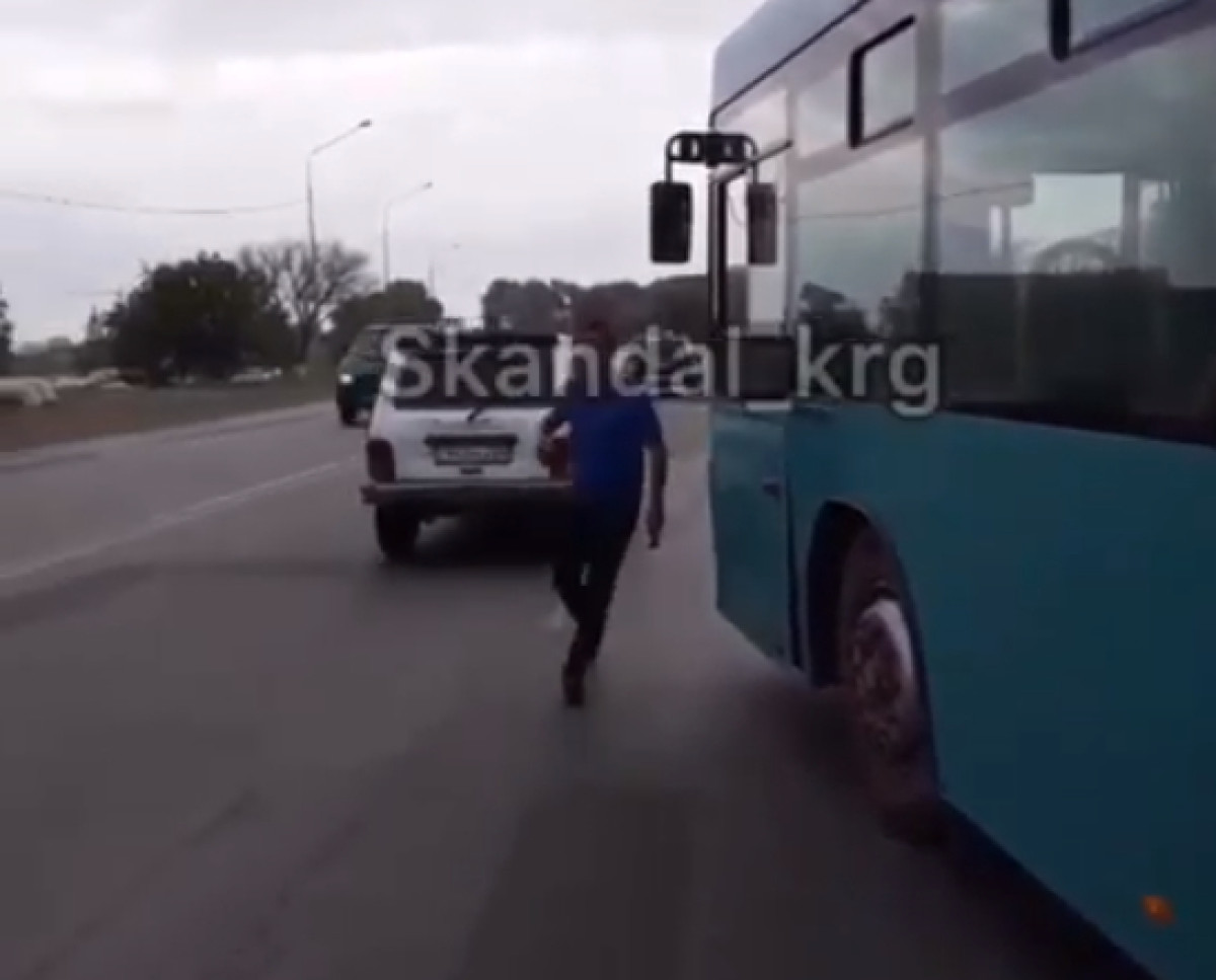 Водитель автобуса избил карагандинца и повредил его авто