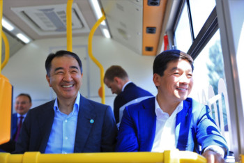 Фотография к новости: Первыми пассажирами алматинского электрического автобуса стали Байбек и Сагинтаев