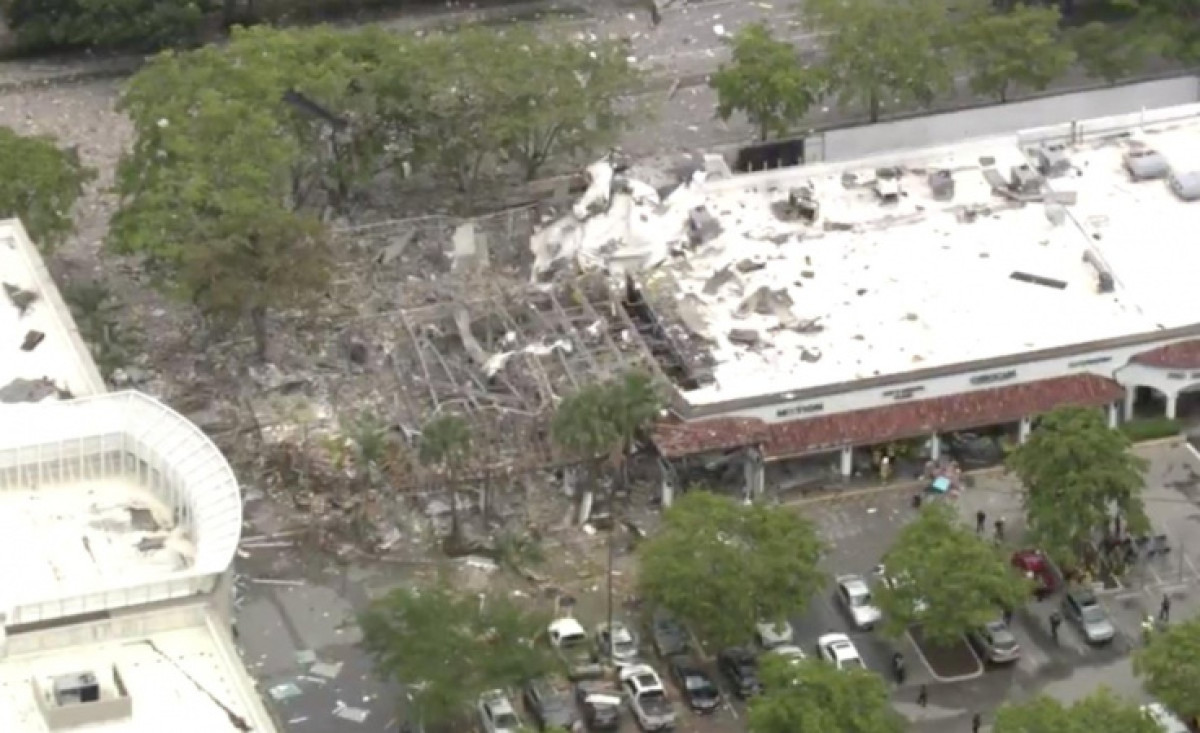 Взрывом газа разнесен павильон торгового центра в США