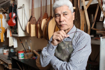 Фотография к новости: Более двух тысяч национальных инструментов создал мастер из Алматы