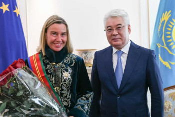 Фотография к новости: Орден "Достық" вручили европейскому политику в Бишкеке 