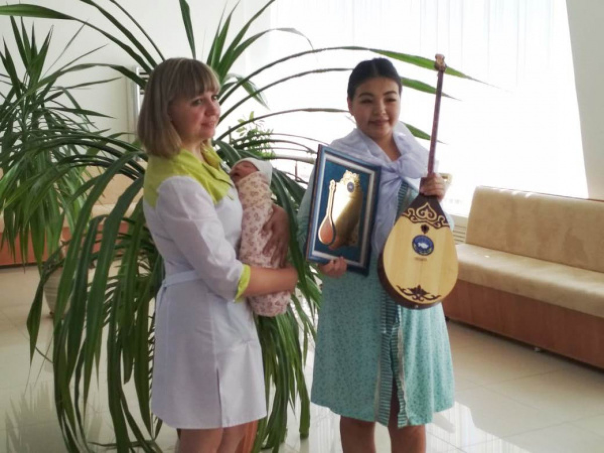 Домбру с пожеланием стать патриотом подарили младенцу в Костанае