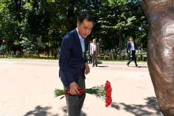 Фотография к новости: Аким Алматы посетил памятник Денису Тену и поставил ряд задач по обустройству города