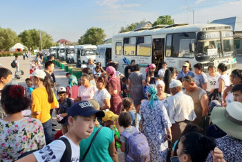 Фотография к новости: Двести де﻿тей из Арыси отправились отдыхать на восток и запад страны