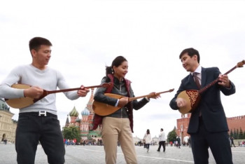 Фотография к новости: Казахстанцы сыграли на домбре на Красной площади в Москве