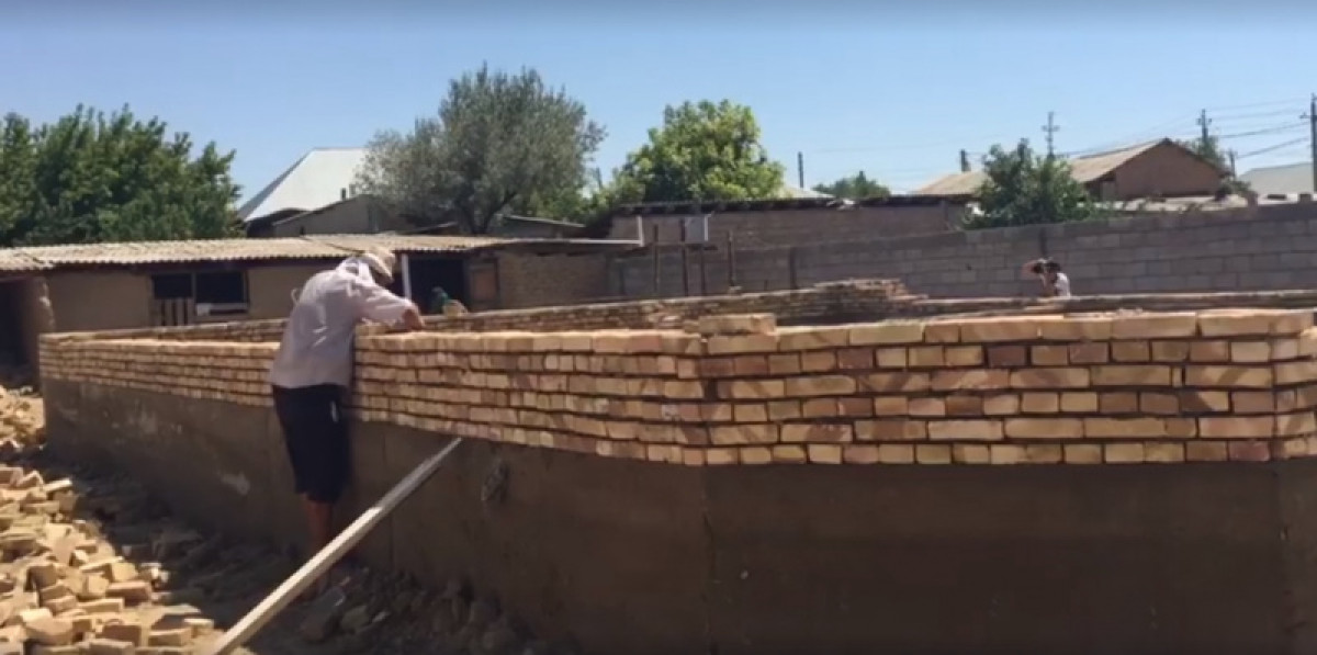 Коттедж строят жителю Арыси вместо разрушенного дома