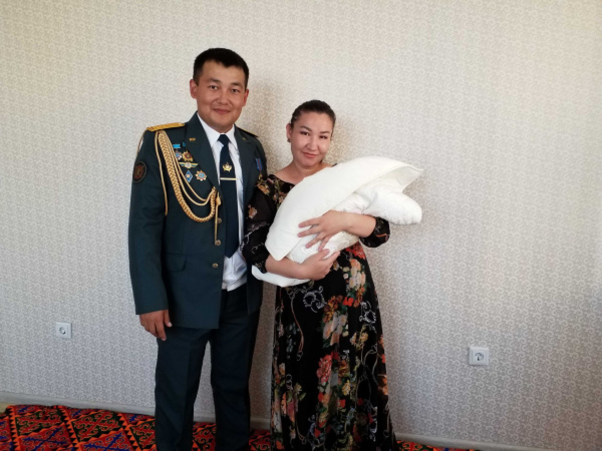 Военный, вернувший утерянное портмоне с 5 млн тенге, выиграл квартиру в Нур-Султане