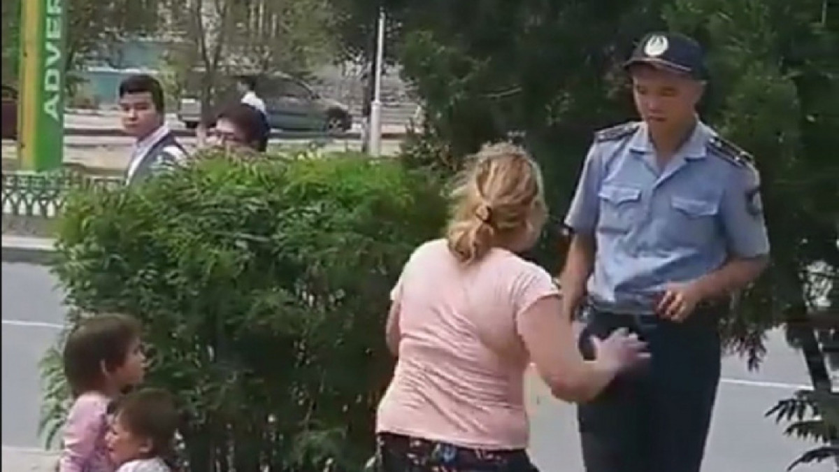 Пьяная мать набросилась на полицейского в Актау