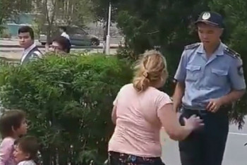 Фотография к новости: Пьяная мать набросилась на полицейского в Актау