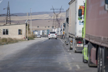 Фотография к новости: На границе с Кыргызстаном образовалась огромная пробка из казахстанских фур