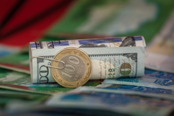 Рубль рекордно подорожал к доллару. Что будет с тенге? - мнение эксперта 