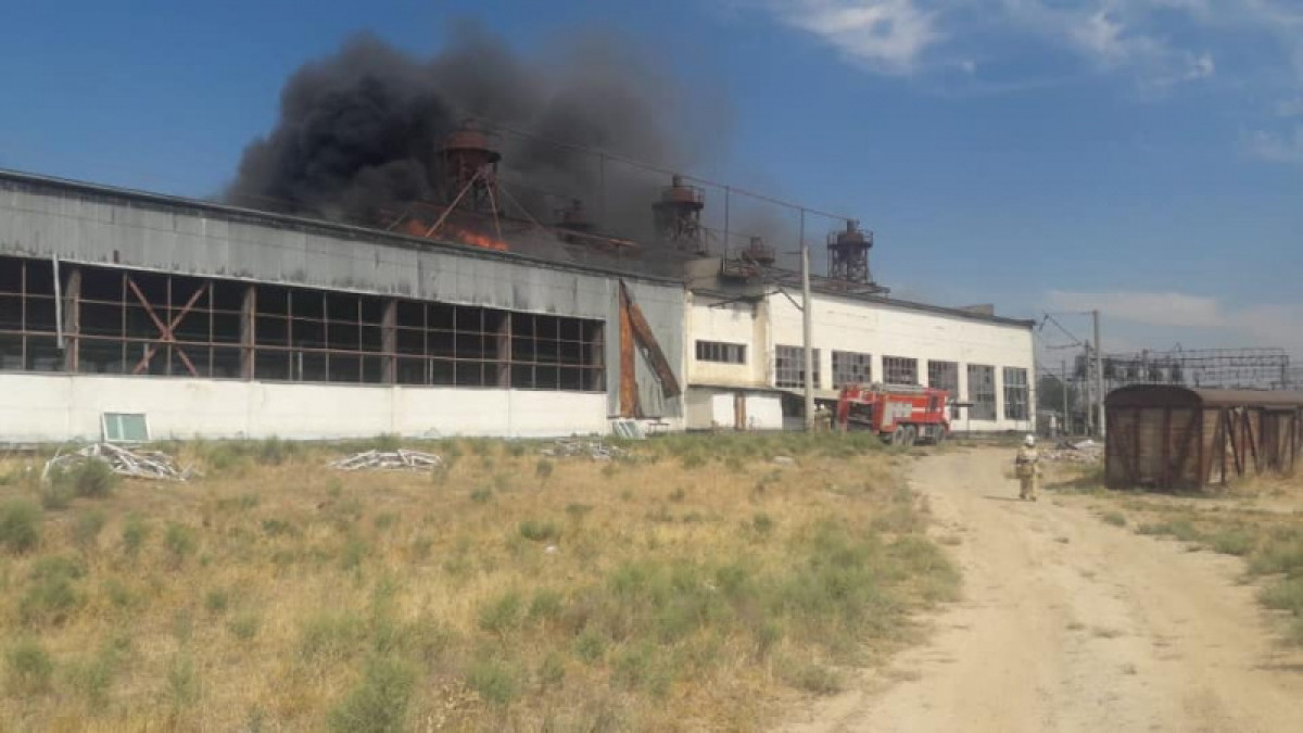 В Арыси ликвидировали пожар в депо