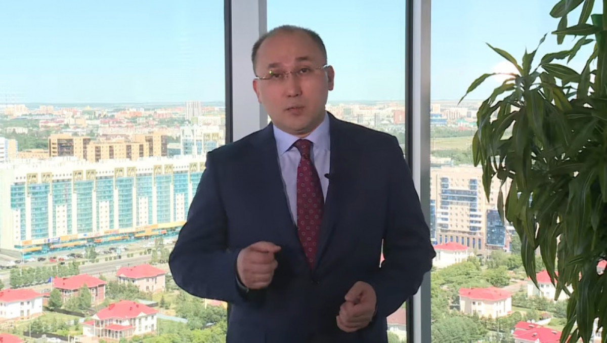 Даурен Абаев принял литературную эстафету в честь 175-летия Абая