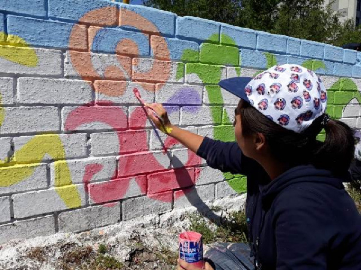 В Экибастузе бойцы из отряда "Жасыл ел" украшают городские здания