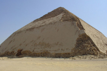 Фотография к новости: В Египте открыли для посещения уникальную "ломаную" пирамиду