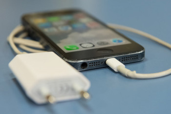 Фотография к новости: Что делать, чтобы не убило током от зарядного устройства телефона