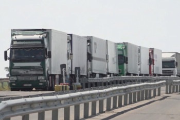 Фотография к новости: Тонны продуктов портятся в пробке из сотен фур на казахстанско-российской границе