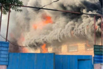 Фотография к новости: В Алматы горит склад лакокрасочных изделий