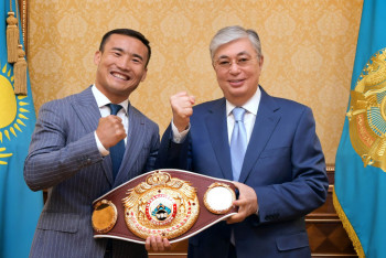 Фотография к новости: Токаев пожелал побед боксеру Канату Исламу