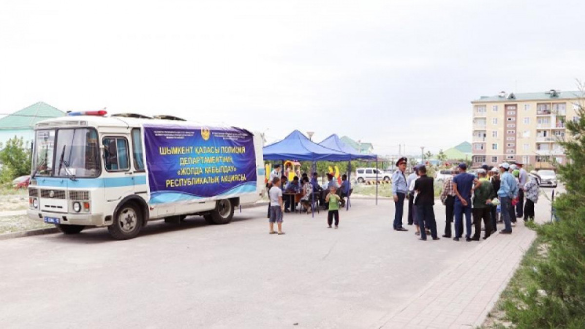 В течение дня шымкентские полицейские ответили на вопросы около 900 жителей города