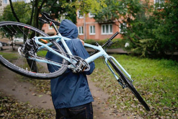 Фотография к новости: Неравнодушные полицейские вернули  акмолинскому пенсионеру украденный велосипед 