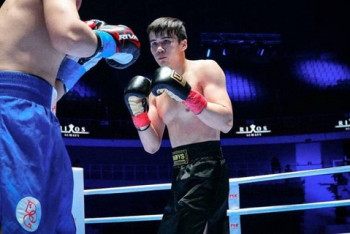 Фотография к новости: Казахстанец потерпел первое поражение в профи из-за столкновения головами с боксером Роя Джонса