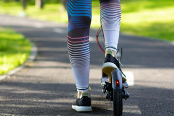 Фотография к новости: Свадебный кортеж на самокатах сняли на видео в Алматы