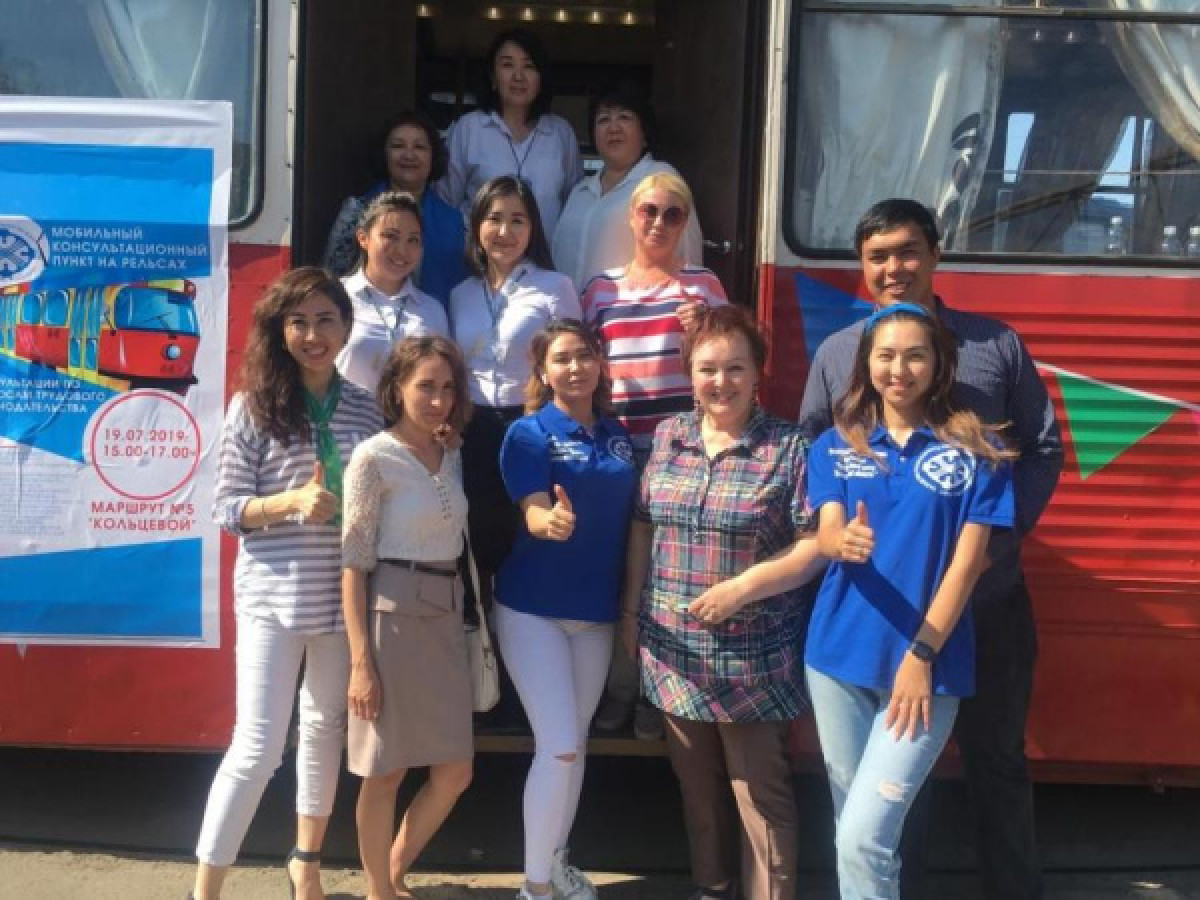 Сотрудники павлодарского ЦОНа проконсультировали горожан в трамвае