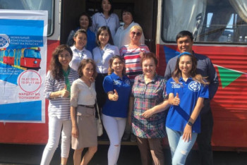 Фотография к новости: Сотрудники павлодарского ЦОНа проконсультировали горожан в трамвае