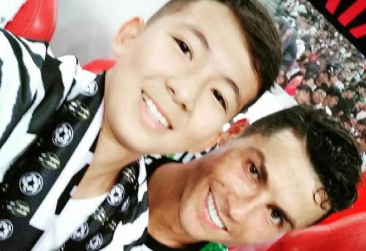 Мальчик из Казахстана сделал селфи с Криштиану Роналду