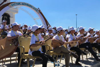 Около тысячи музыкантов выступают в Нур-Султане в честь Национального Дня домбры
