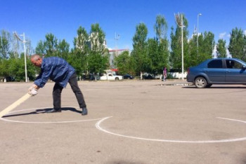 Акимат Нур-Султана трудоустроил дядю Сашу, рисующего сердечки на улицах