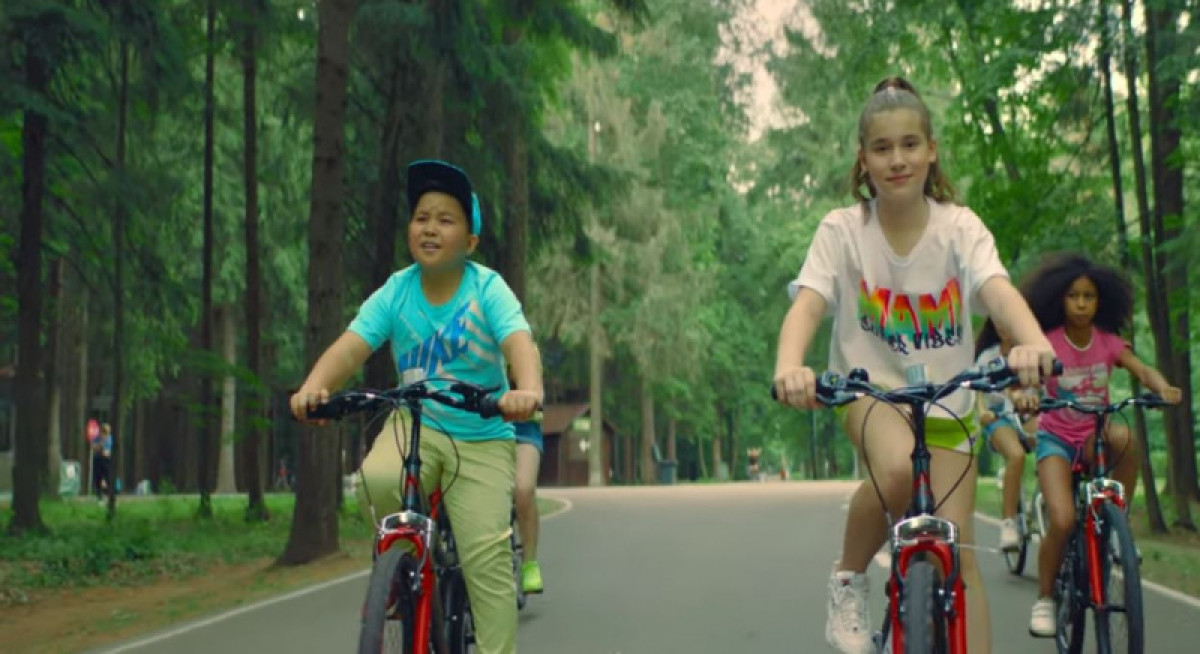 Клип Ержана Максима и Микеллы Абрамовой набирает популярность в Сети