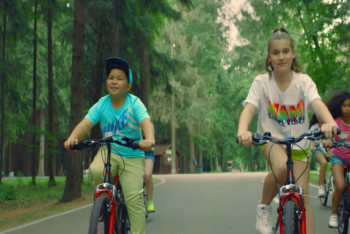 Фотография к новости: Клип Ержана Максима и Микеллы Абрамовой набирает популярность в Сети