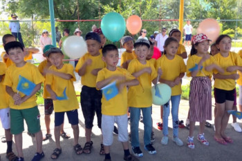 Дети из Арыси проходят оздоровительную терапию на Каспии