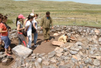 Фотография к новости: Тайны древних солнцепоклонников: о чем может рассказать "курган с усами" в Баянауле