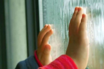 Фотография к новости: В Актобе воспитатели не заметили выпавшего из окна ребенка