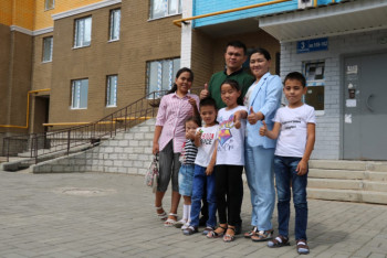 В Актобе первым заёмщикам по программе "Бақытты отбасы" вручили ключи от квартир 