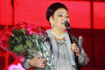 Фотография к новости: Бибигуль Тулегенова передала Нурлану Нигматулину эстафету по чтению стихов Абая