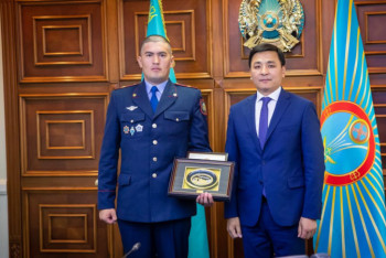 Фотография к новости: Сотрудника столичного ДЧС и полицейского наградили за спасение двух тонувших девушек