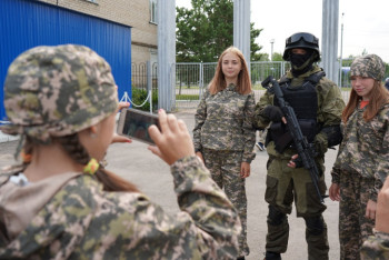 Фотография к новости: Маленькие жители Петропавловска примерили форму спецназовцев