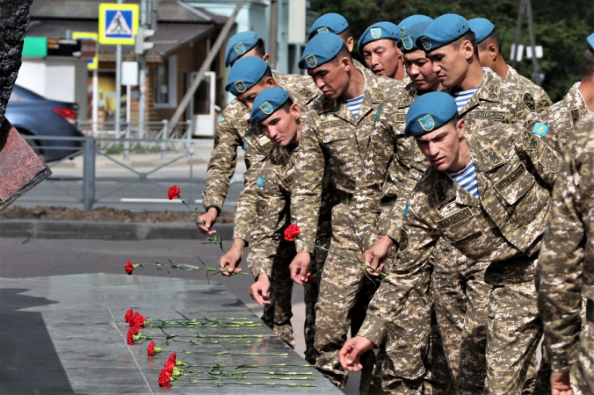 В день ВДВ казахстанские десантники возложили цветы к памятнику 6 роты в Пскове