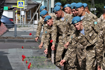 Фотография к новости: В день ВДВ казахстанские десантники возложили цветы к памятнику 6 роты в Пскове
