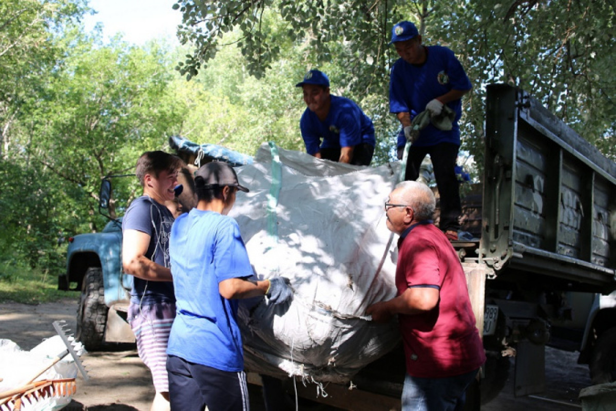 В Павлодаре участники "Бірге - таза Қазақстан" постарались создать "зеленый" настрой