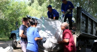 В Павлодаре участники &quot;Бірге - таза Қазақстан&quot; постарались создать &quot;зеленый&quot; настрой