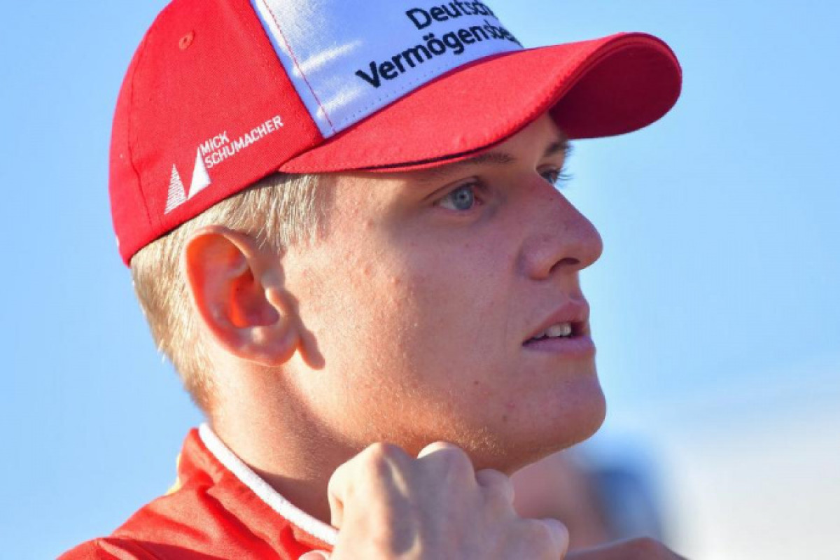 Сын Шумахера впервые победил на "Формуле-2"